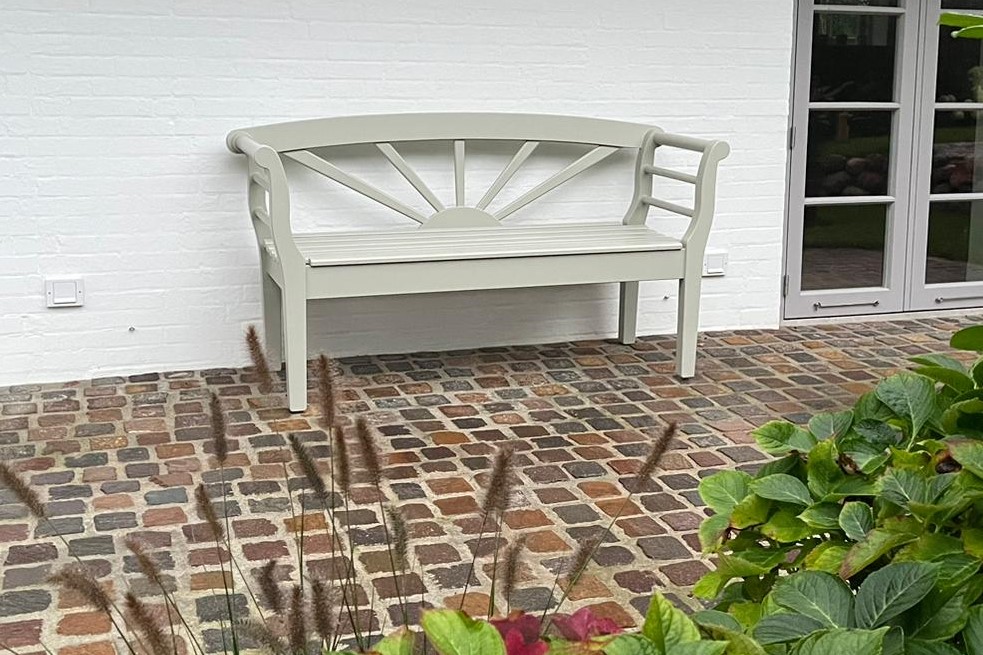 Wunderschöne Gartenbank mit Sonnenmotiv im Rückenteil handgefertigt aus Mahagoniholz massiv