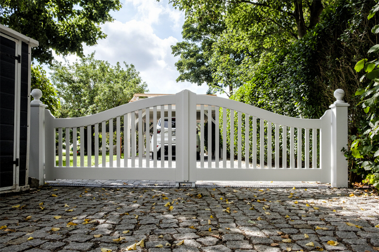 Massives Gartentor aus Hartholz mit Gartenzaun