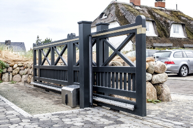 Gartentor, Einfahrtstor, Holtor aus Schiebetor mit Motorantrieb