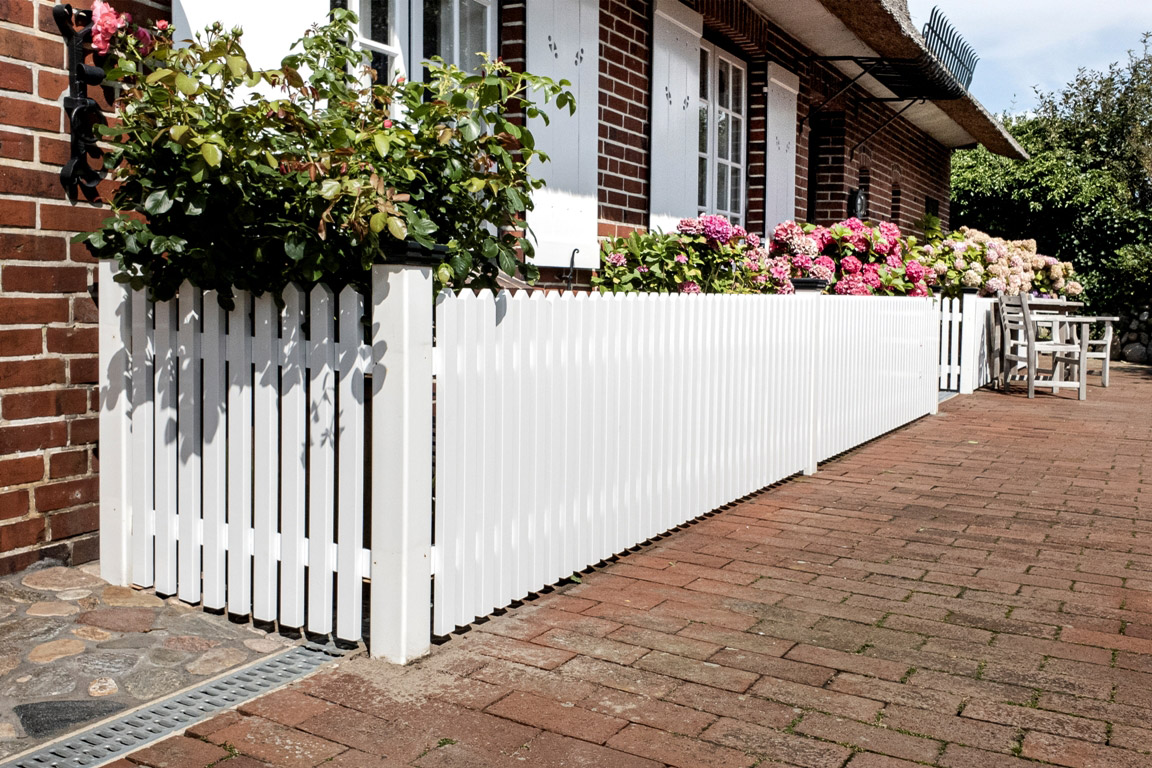 Holzzaun Lattenzaun mit Schwung oder gerader Form
