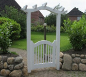 Gartenfporte-mit-Rosenbogen