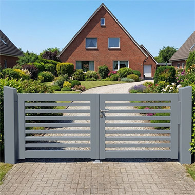 Gartentor modern aus Holz in grau als doppelflügeltor