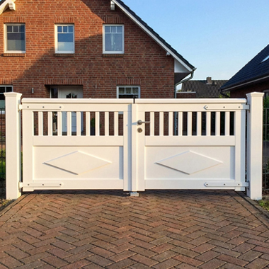 Gartentor weiß aus Holz mit Raute