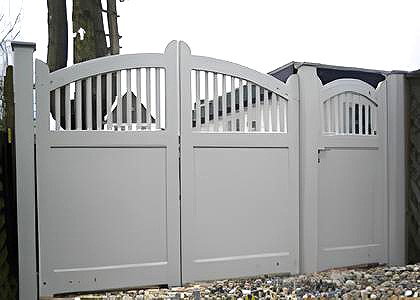 Sichtschutztor, doppeltor blickdicht mit Bogen.